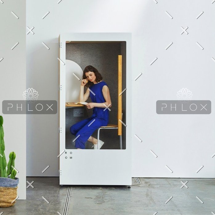 mujer leyendo dentro de una cabina
